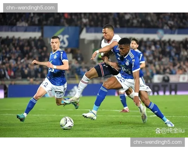 特写：斯特拉斯堡小将打入法甲处子球后激动落泪的瞬间